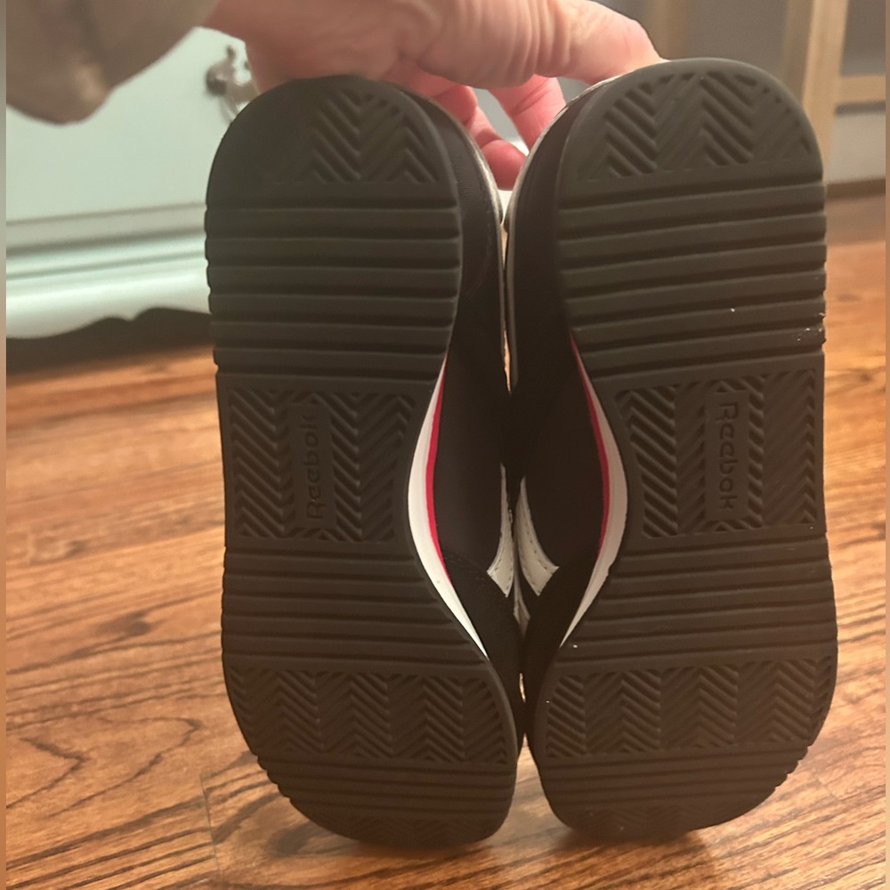 Women’s Reebok Fiori Sneakers 🖤❤️ - Picture 8 of 10